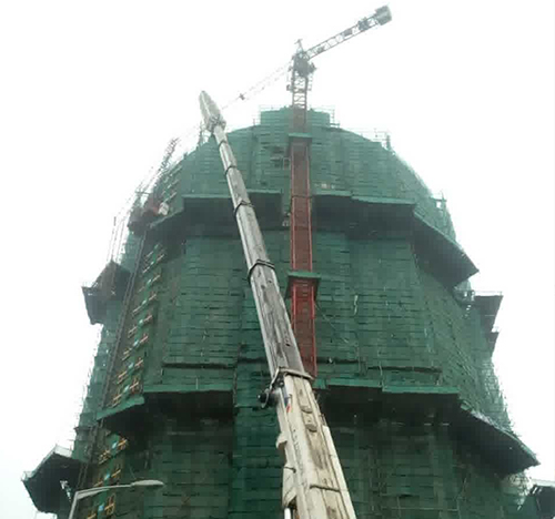 张家口吊车在工地上作业